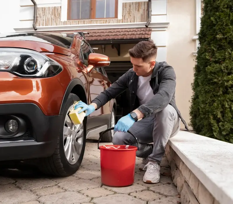 Lavage auto à domicile Merdrignac : professionnel intervenant sur un véhicule